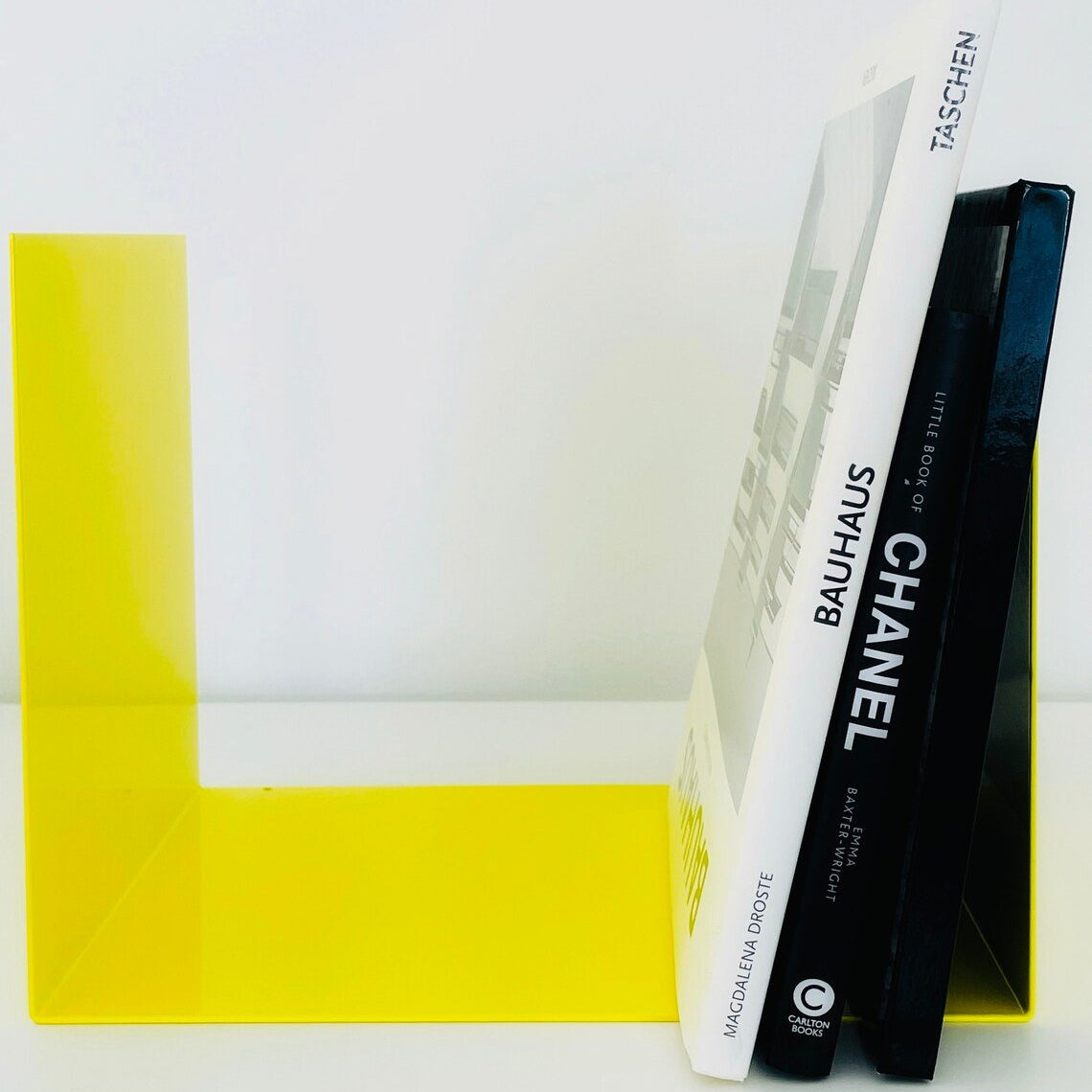 Die Eleganz und Funktionalität von Metall Buchstützen im Interior Design - MO INTERIORS