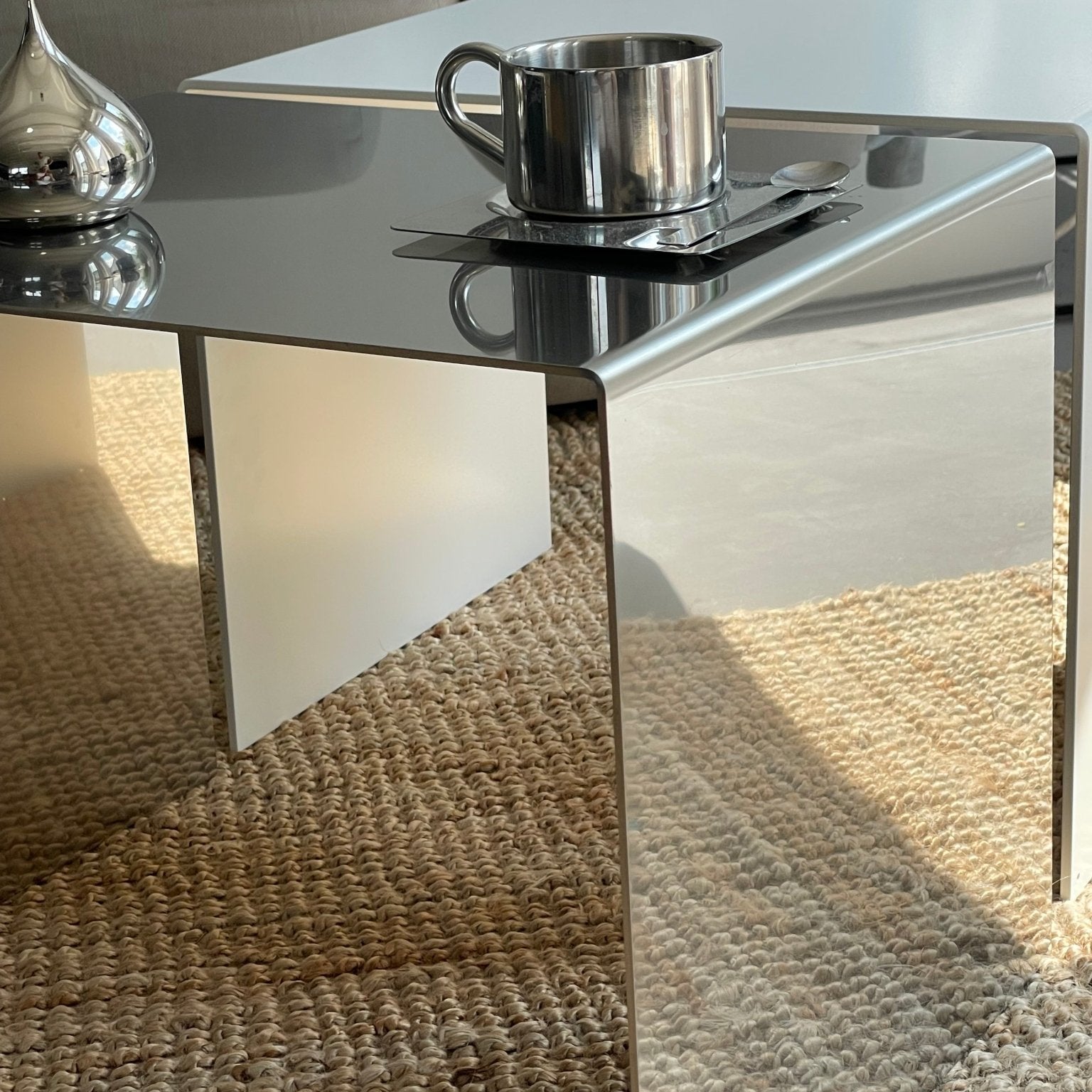 Entdecke unseren neuen Beistelltisch aus spiegelpoliertem Edelstahl von MO INTERIORS - MO INTERIORS