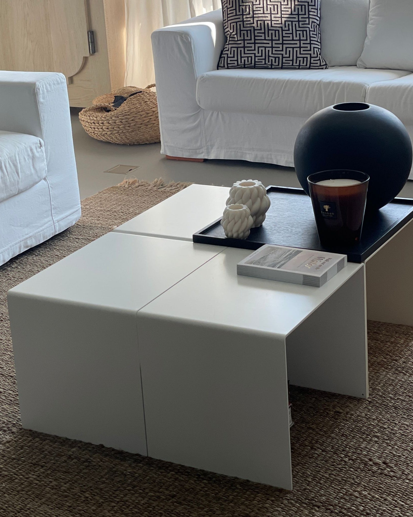 4-teiliger_Couchtisch_Big_C4 im Wohnzimmer weiße Couch Bücher und Kerzen