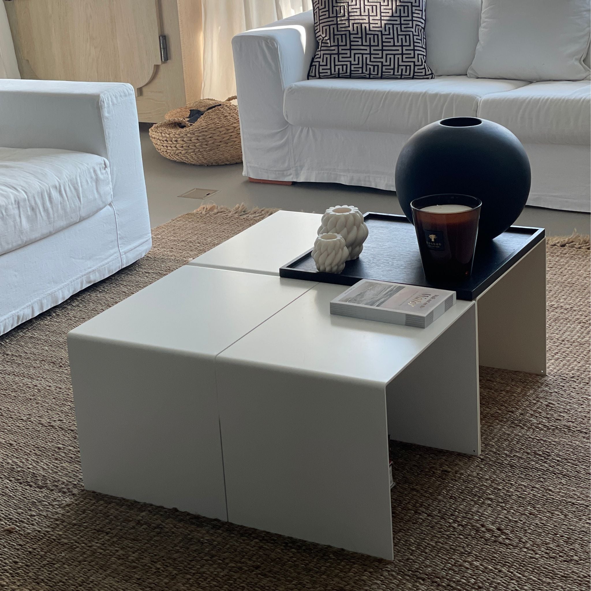 4-teiliger_Couchtisch_Big_C4 im Wohnzimmer weiße Couch Bücher und Kerzen