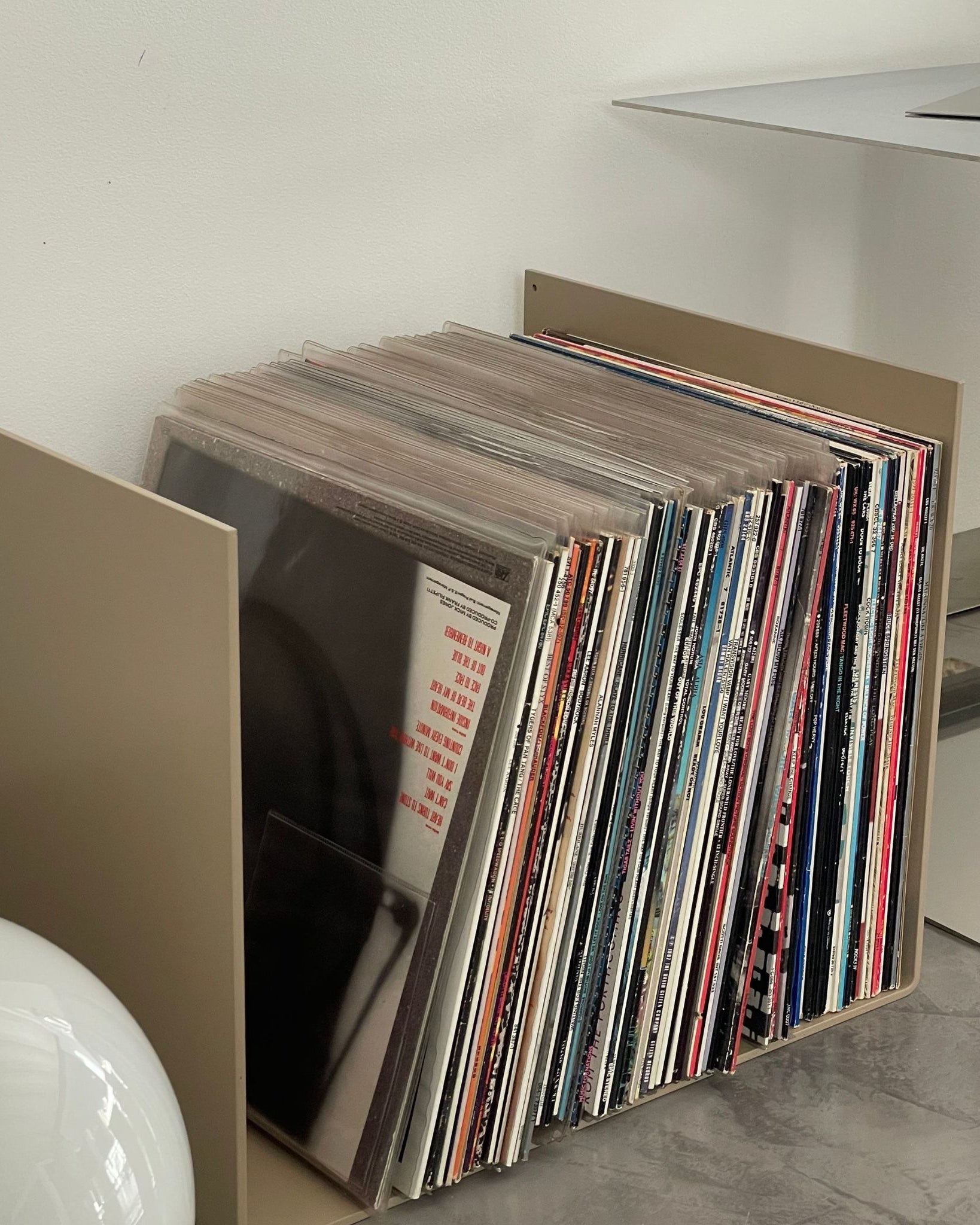 Graubeige Ablage zur Aufbewahrung von Schallplatten, modernes und minimalistisches Design