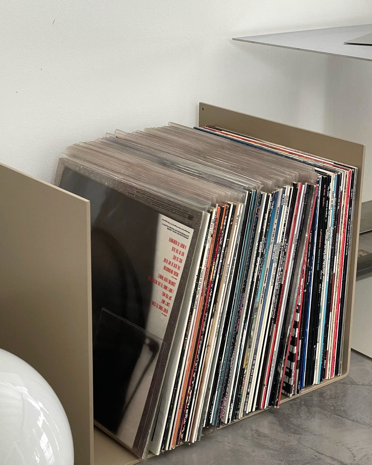 Graubeige Ablage zur Aufbewahrung von Schallplatten, modernes und minimalistisches Design