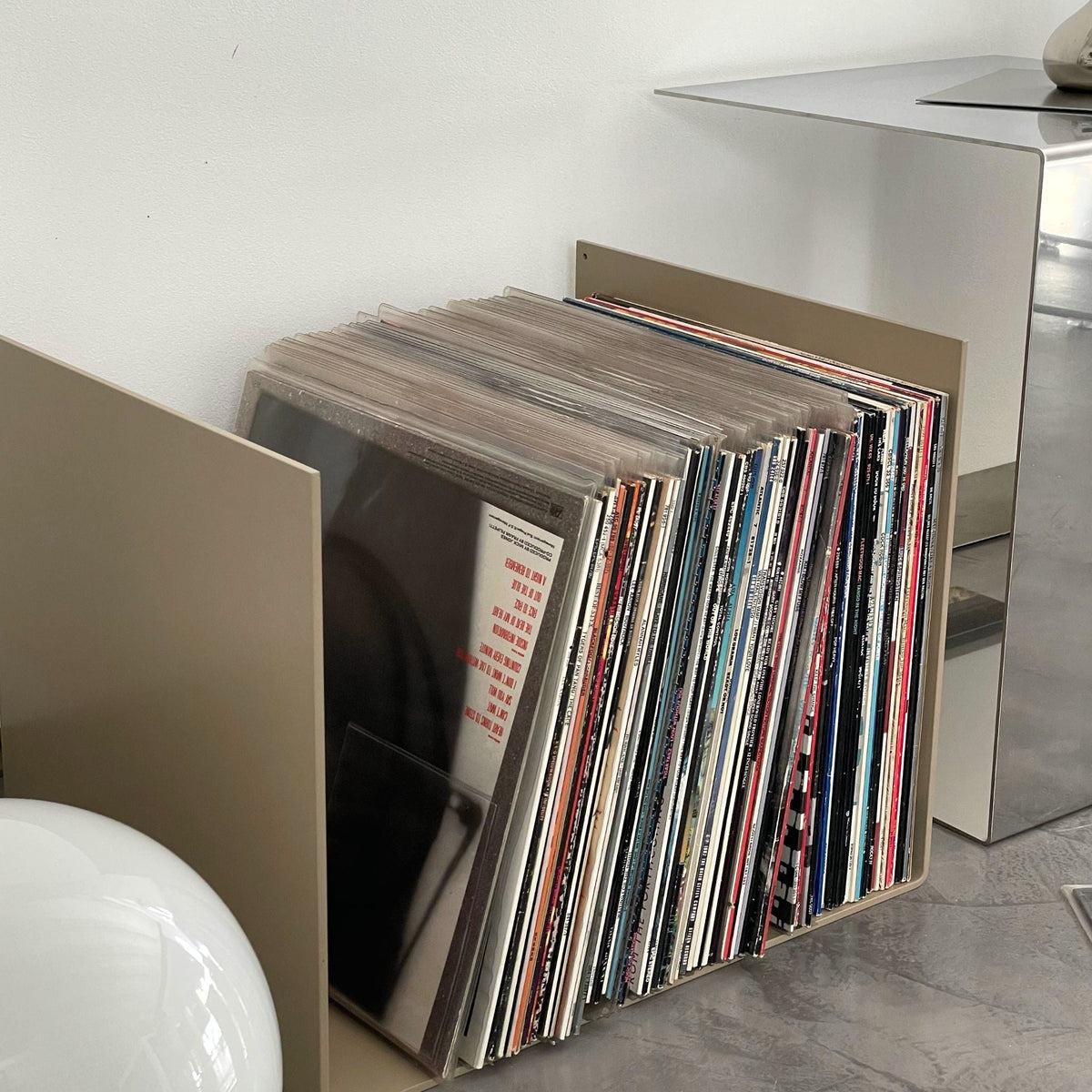 Graubeige Ablage zur Aufbewahrung von Schallplatten, modernes und minimalistisches Design