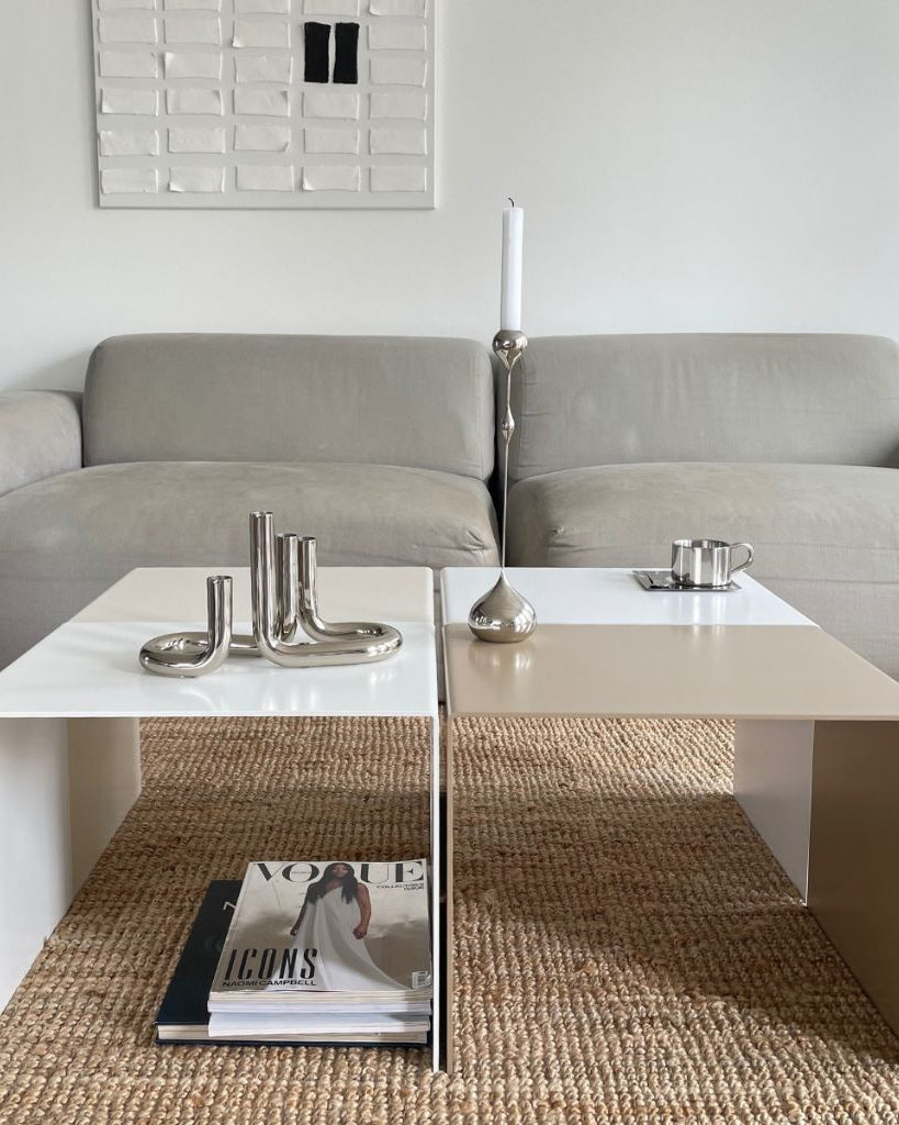 Zwei moderne Beistelltische in Weiß und Graubeige, minimalistisches Design für stilvolle Wohnzimmerdekoration