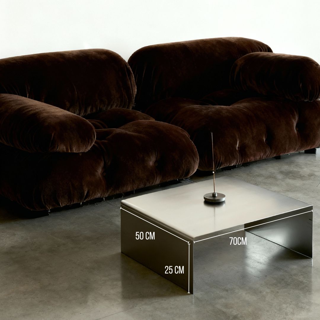 Brushed C Couchtisch aus gebürstetem Edelstahl in Sondermaß 70x50x25 cm vor braunem Samtsofa im modernen Wohnzimmer