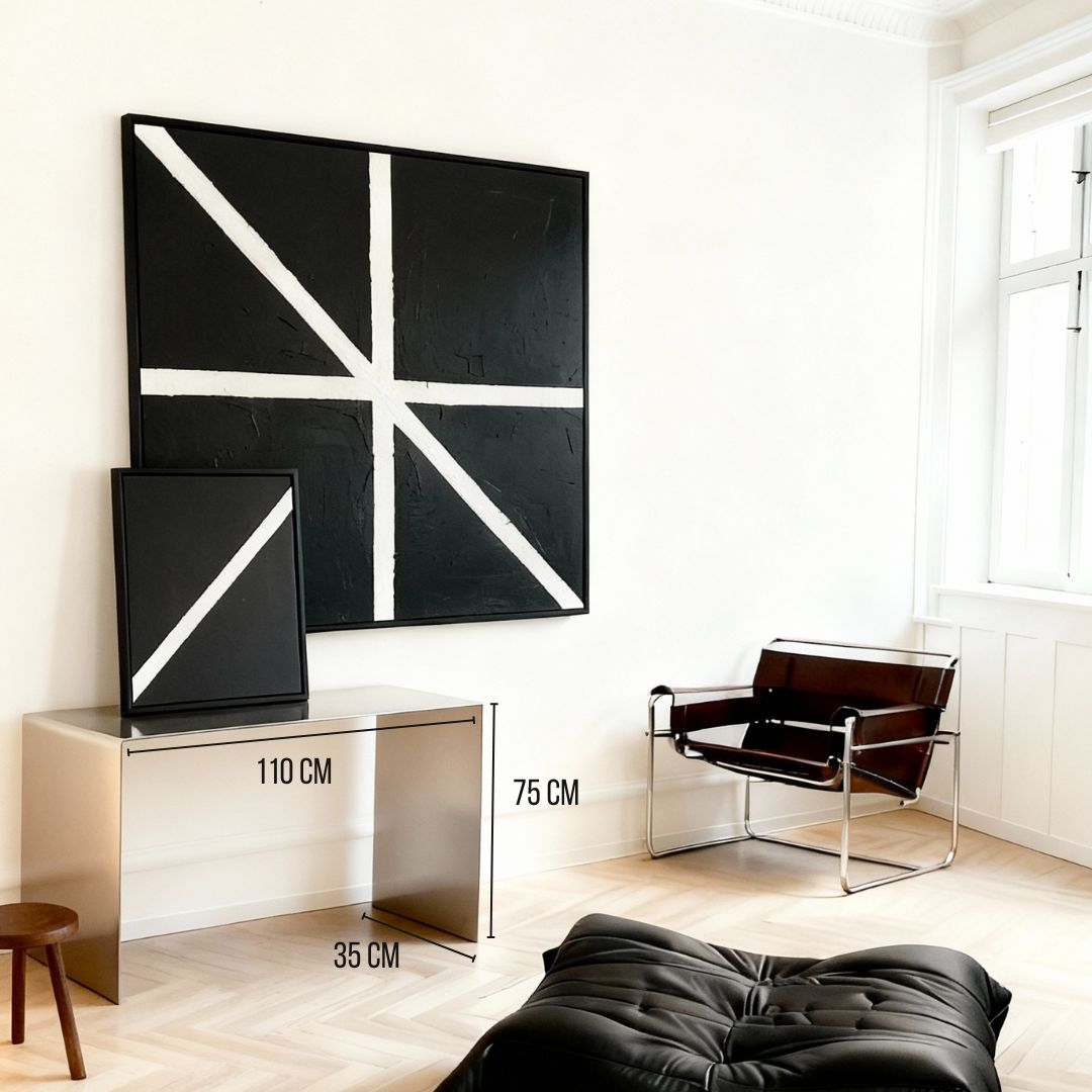 Brushed C Konsole aus gebürstetem Edelstahl in Sondermaß 110x35x75 cm im modernen Wohnzimmer mit Designstuhl und Kunstwerken