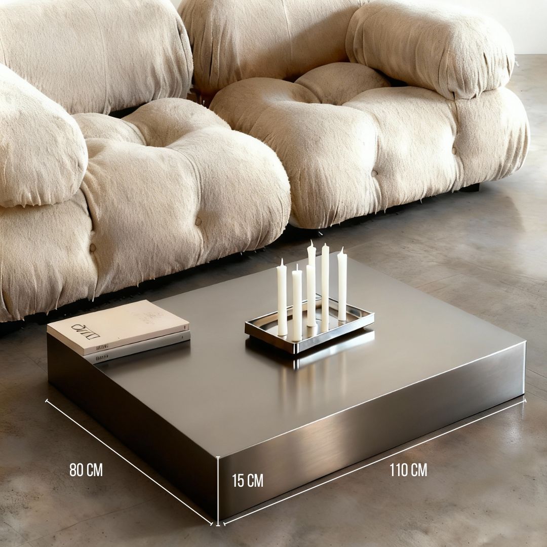 Brushed Q Couchtisch aus gebürstetem Edelstahl in Sondermaß 110x80x15 cm vor beigem Sofa im modernen Wohnzimmer