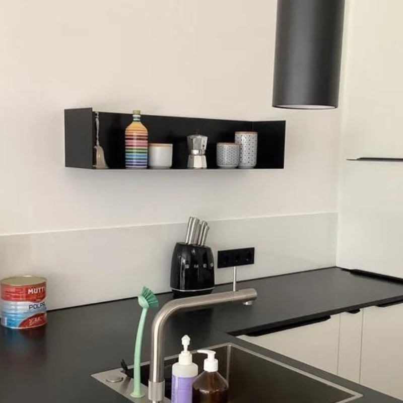 Kundenfoto - schwarzes Wandregal in schwarzes Küche