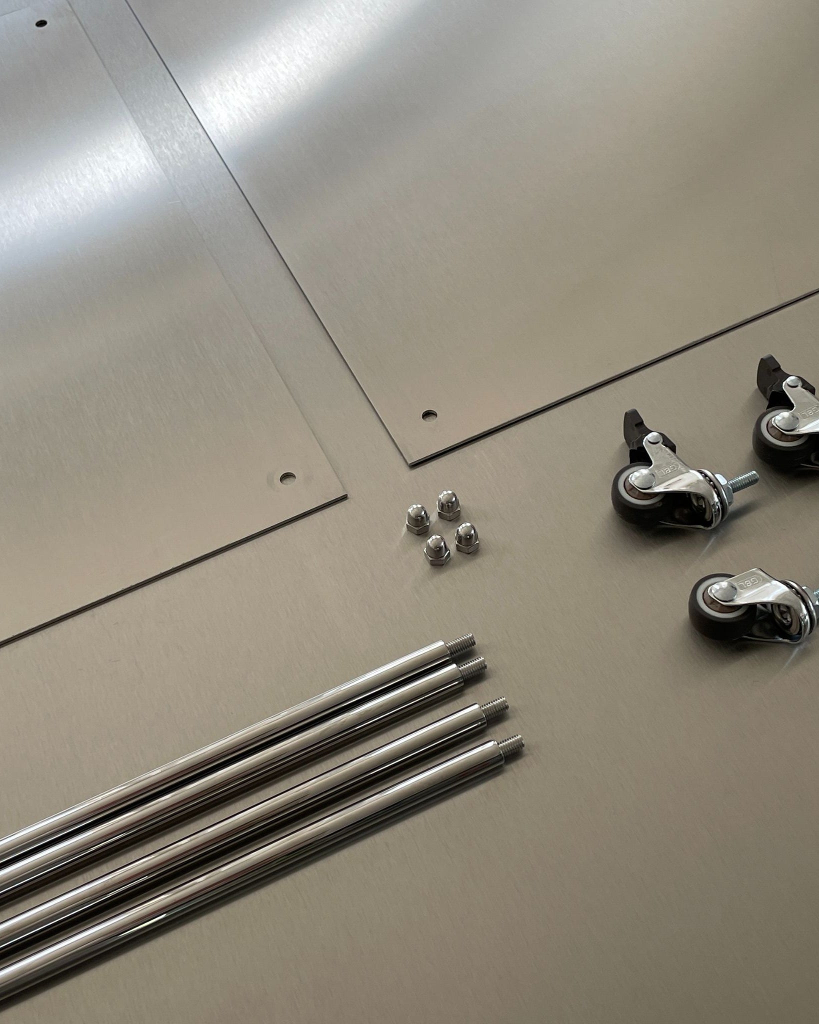 Modulum Beistelltisch Flatlay Edelstahl gebürstet mit Edelstahlstreben