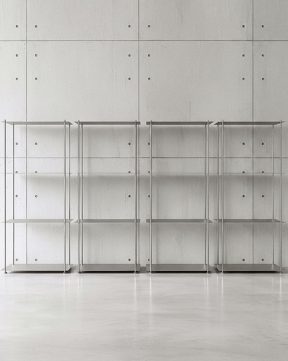 Modulum mit 4 Fachböden als Regalwand in Edelstahl auf Betonboden vor Betonwand