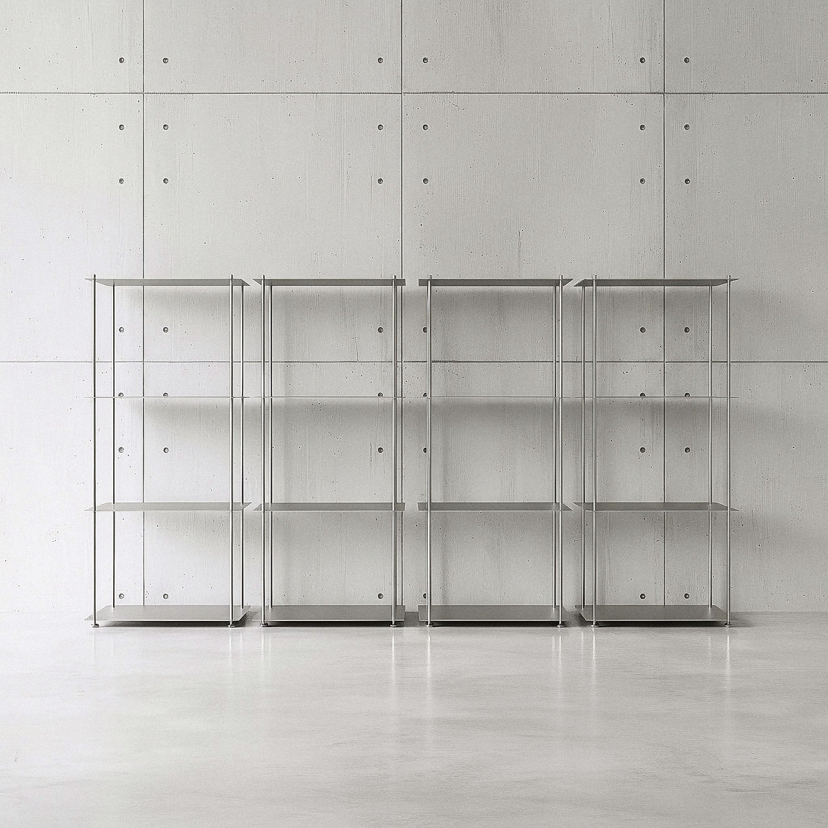 Modulum mit 4 Fachböden als Regalwand in Edelstahl auf Betonboden vor Betonwand