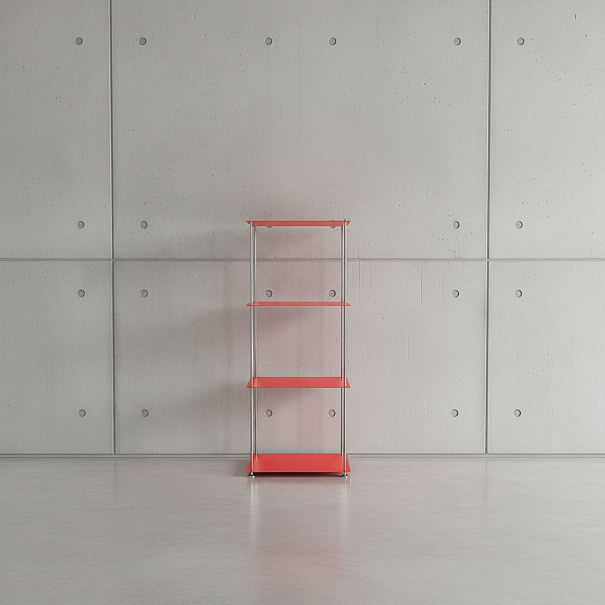 Modulum mit 4 Fachböden in leuchtrot auf grauen Betonboden vor grauer Betonwand mit Löchern