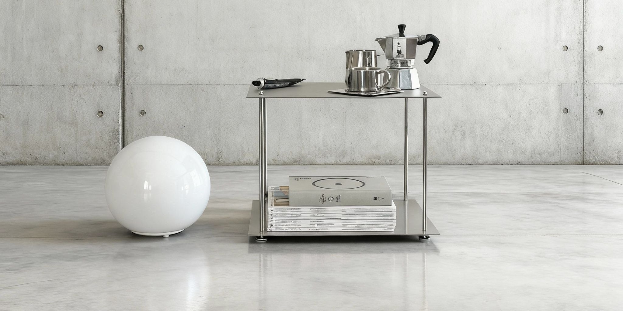 Modulum Basismodul Edelstahl Banner 2048x1024 auf Betonboden vor Betonwand