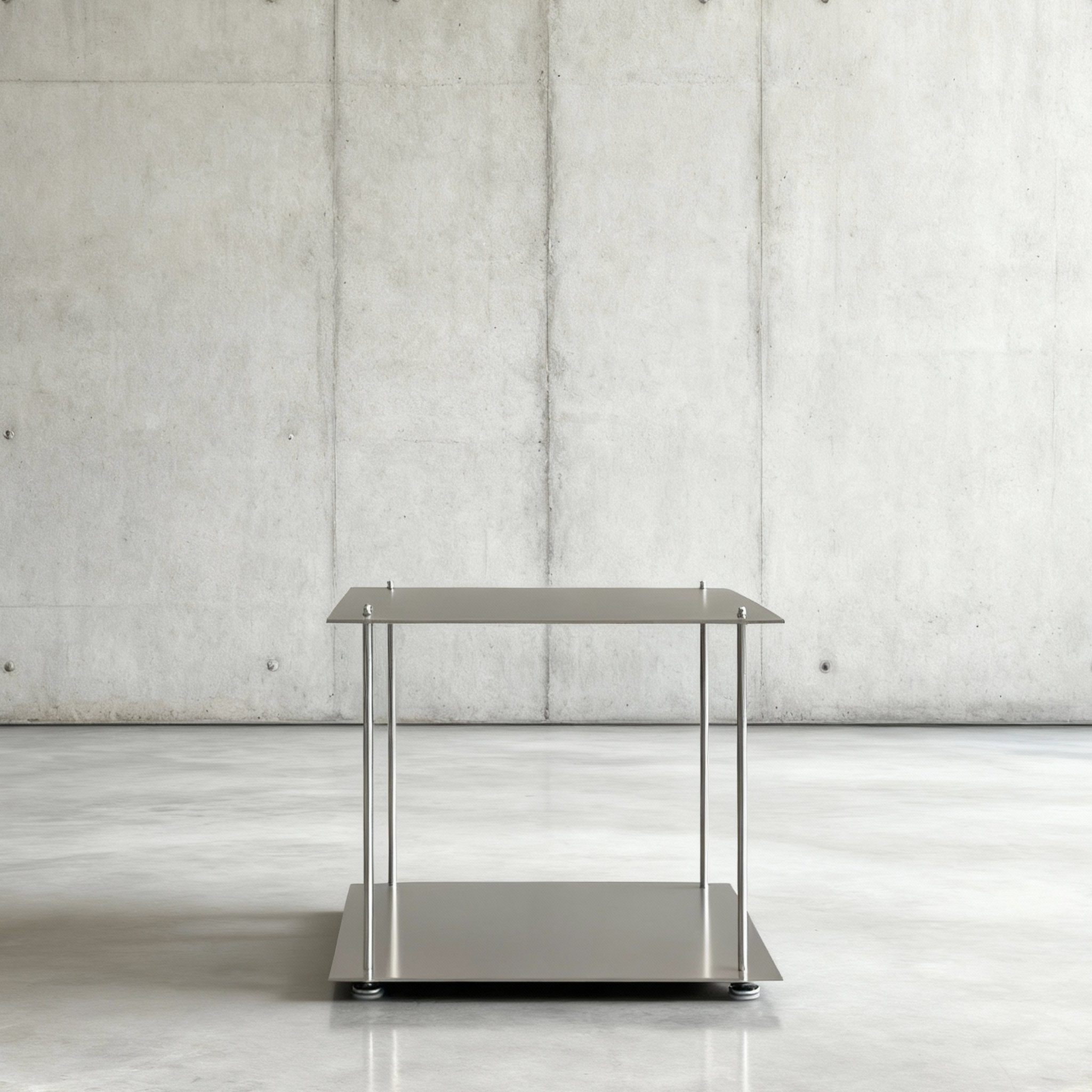 Modulum Basismodull in gebürstetem Edelstahl  auf grauen Betonboden vor grauer Betonwand mit Löchern