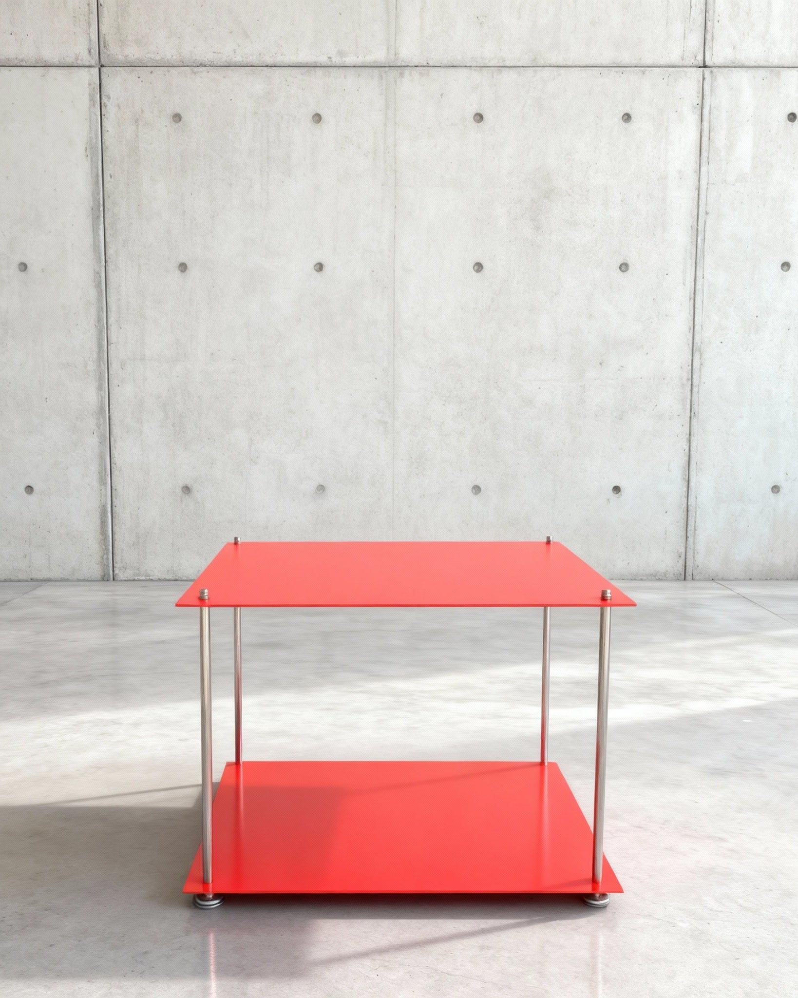 Modulum Basismodull leuchtrot auf grauen Betonboden vor grauer Betonwand mit Löchern