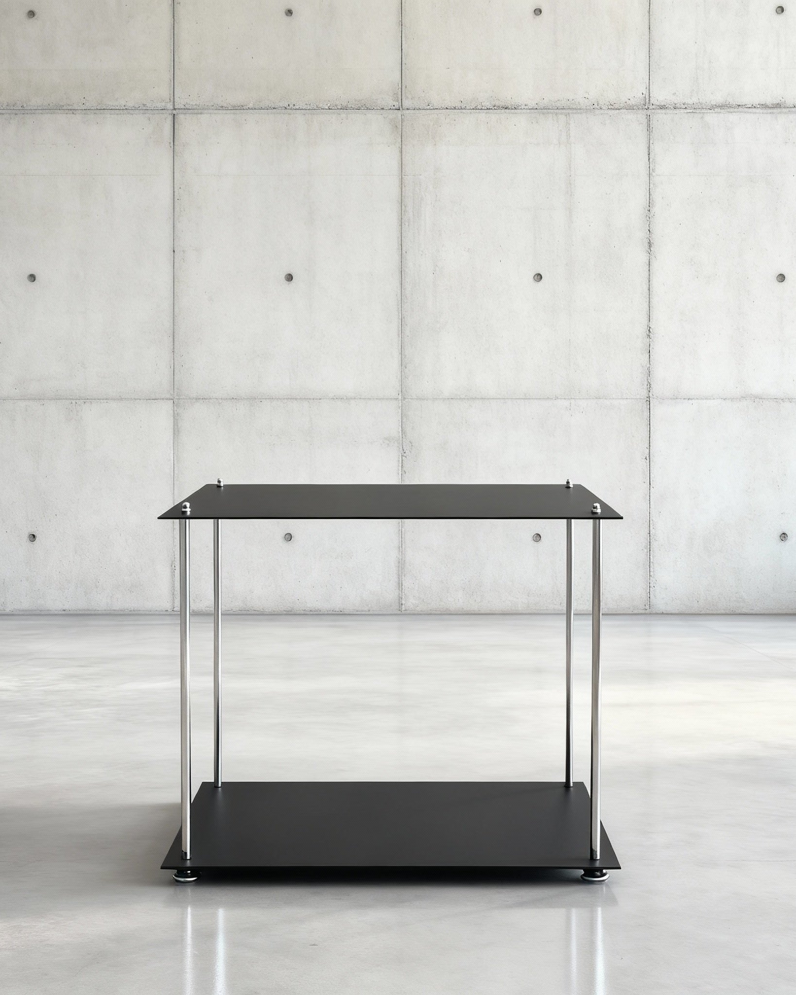 Modulum Basismodull schwarz ultramatt auf grauen Betonboden vor grauer Betonwand mit Löchern