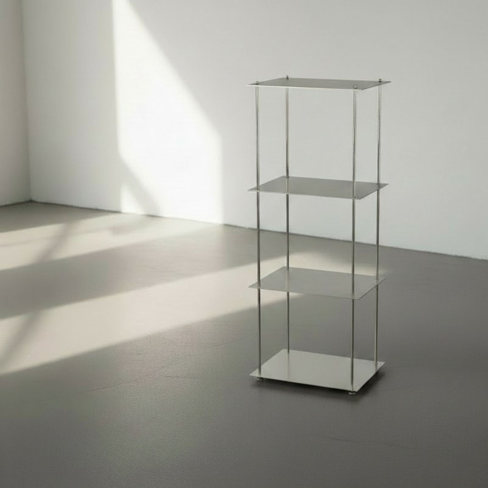 Modulum mit 4 Fachböden aus gebürstetem Edelstahl auf grauen Betonboden vor weißer Wand und Lichtspiel