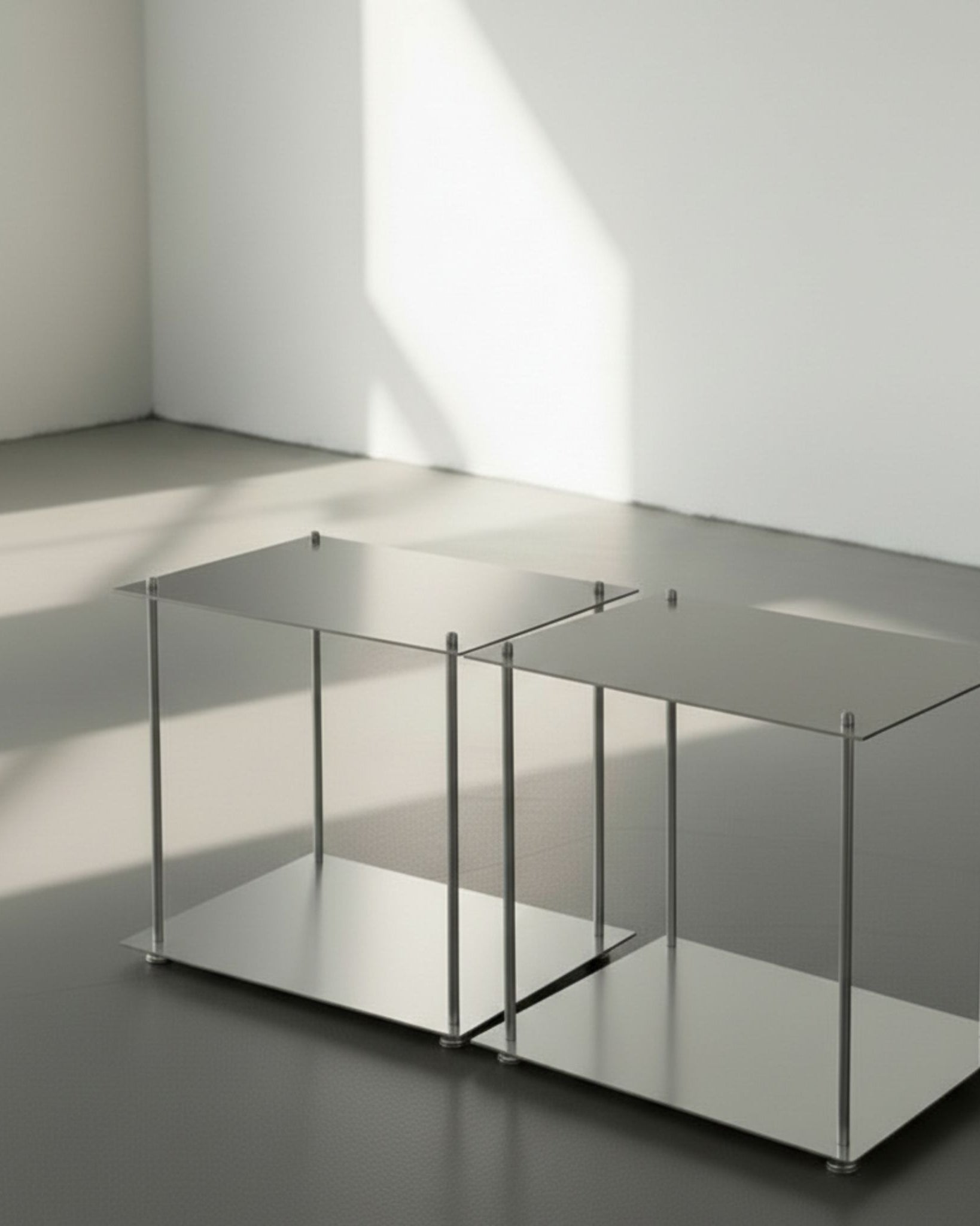 Modulum Lowboard bestehend aus 2 Basis-Modulen aus gebürstetem Edelstahl auf grauen Betonboden vor weißer Wand und Lichtspiel