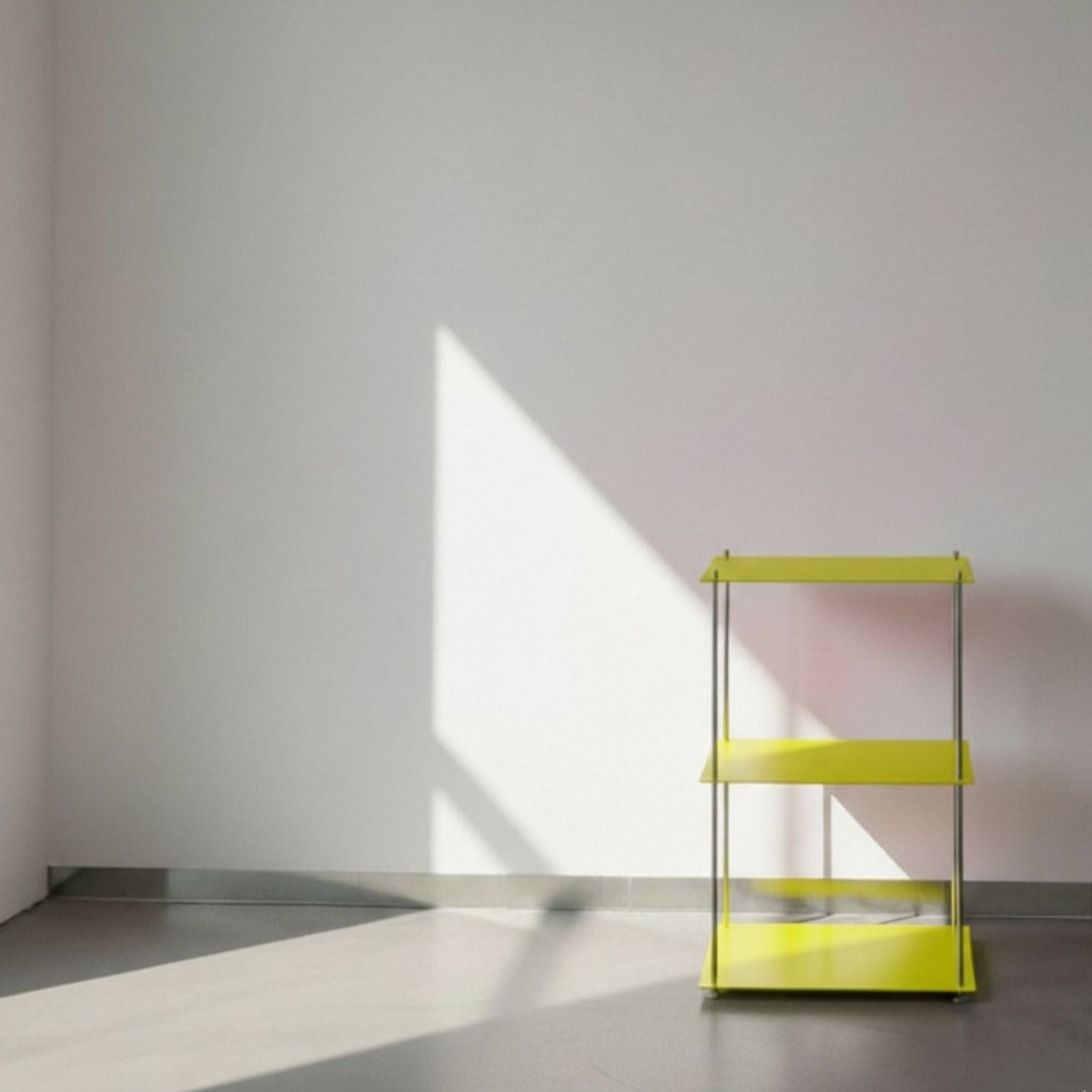 Modulum in leuchtgelb mit 3 Fachböden auf grauen Betonboden vor weißer Wand und Lichtspiel