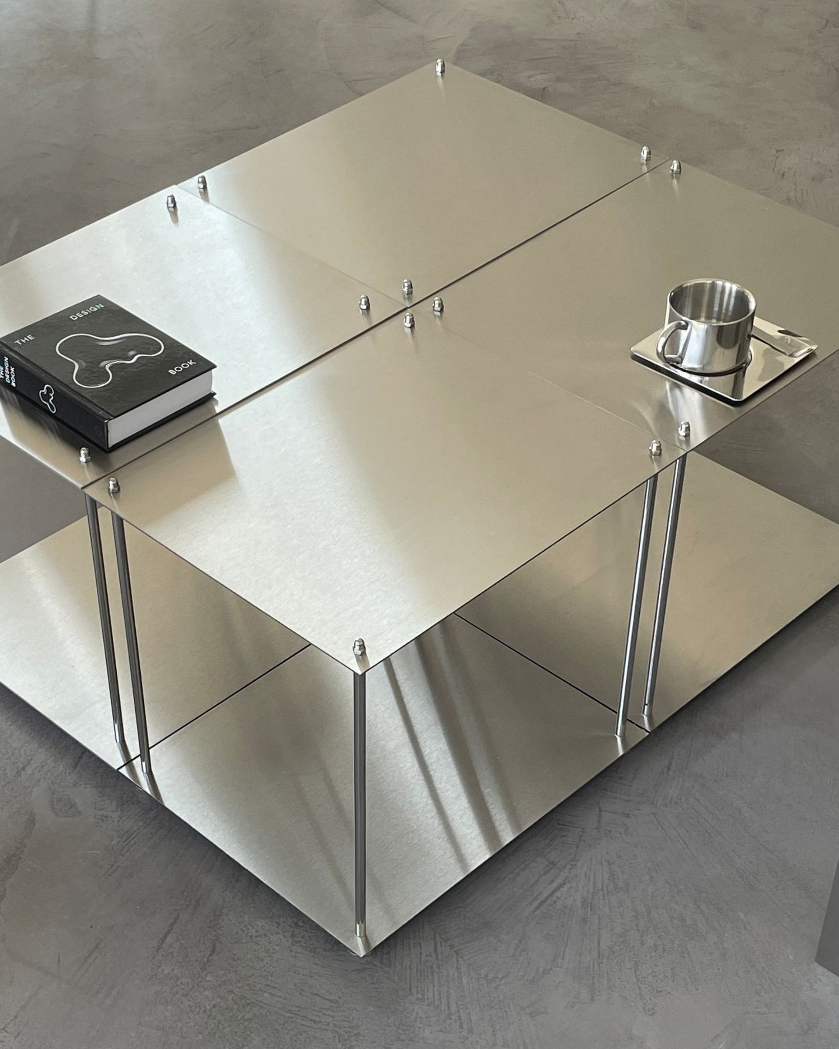Vier Module des Modulum Couchtisches aus gebürstetem Edelstahl als modernes Wohnzimmertisch-Set