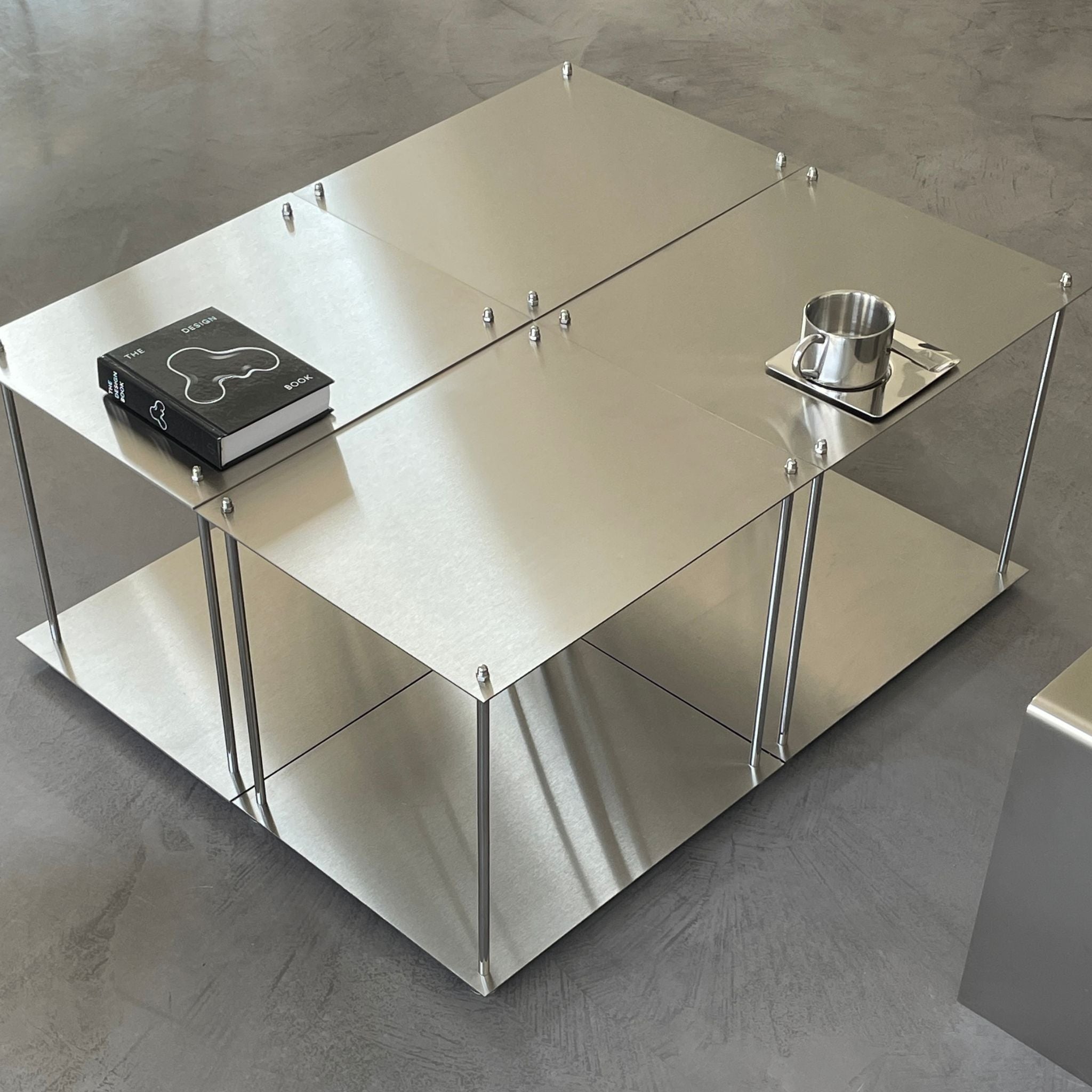 Vier Module des Modulum Couchtisches aus gebürstetem Edelstahl als modernes Wohnzimmertisch-Set