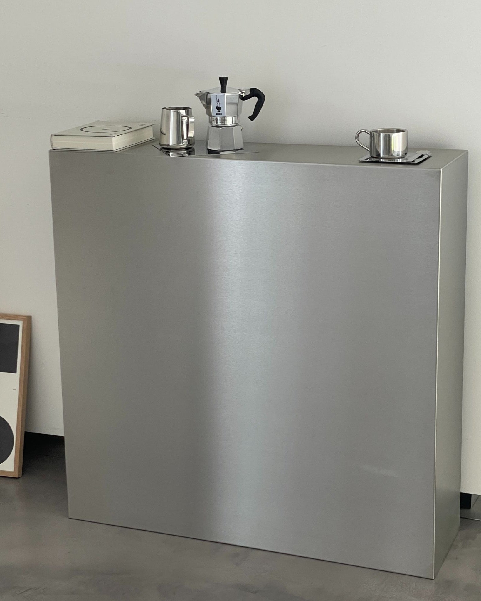 Maßgefertigtes Modulum Sideboard aus gebürstetem Edelstahl mit minimalistischer Optik in modernem Wohnraum