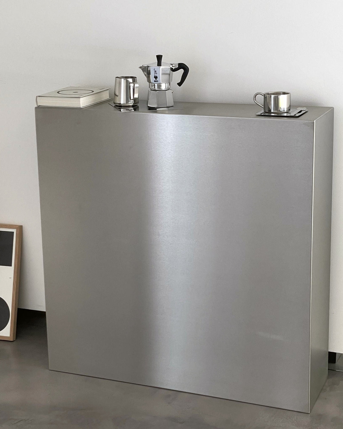 Maßgefertigtes Modulum Sideboard aus gebürstetem Edelstahl mit minimalistischer Optik in modernem Wohnraum