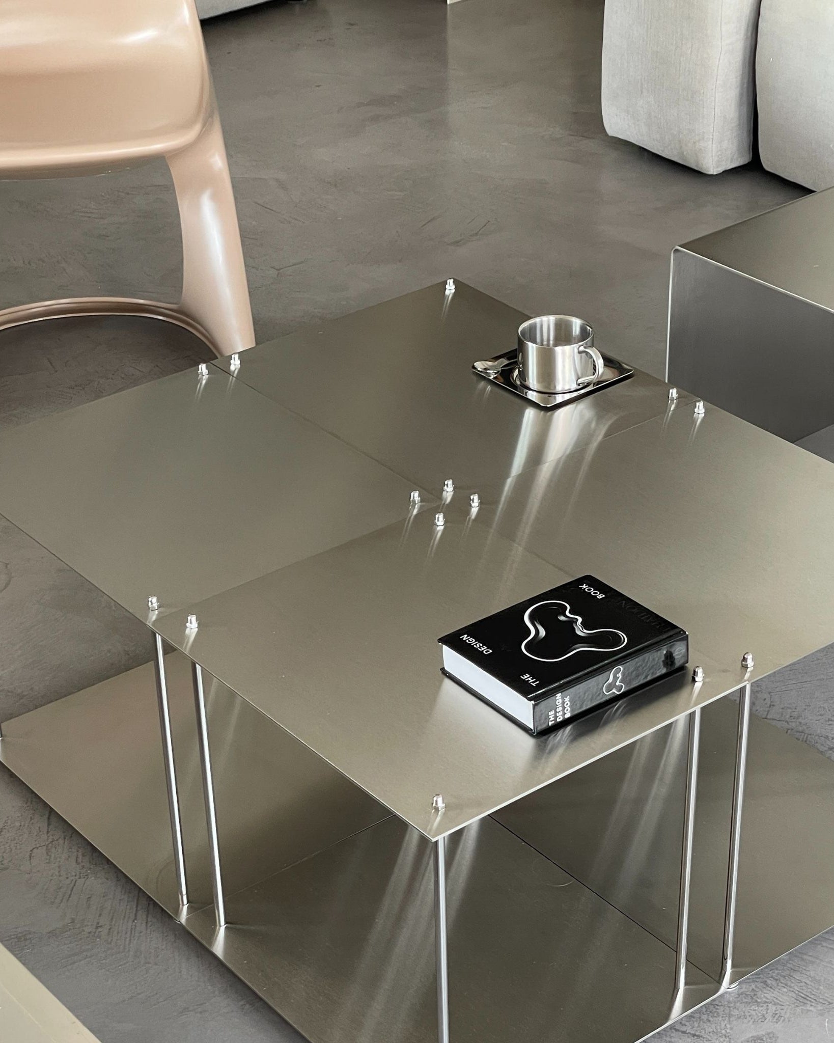 Vier Modulum-Module aus gebürstetem Edelstahl, kombiniert zu einem Design Couchtisch im Wohnzimmer mit Lichtspiel