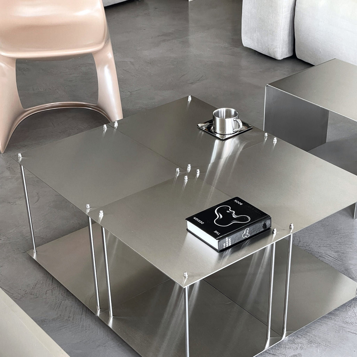 Vier Modulum-Module aus gebürstetem Edelstahl, kombiniert zu einem Design Couchtisch im Wohnzimmer mit Lichtspiel