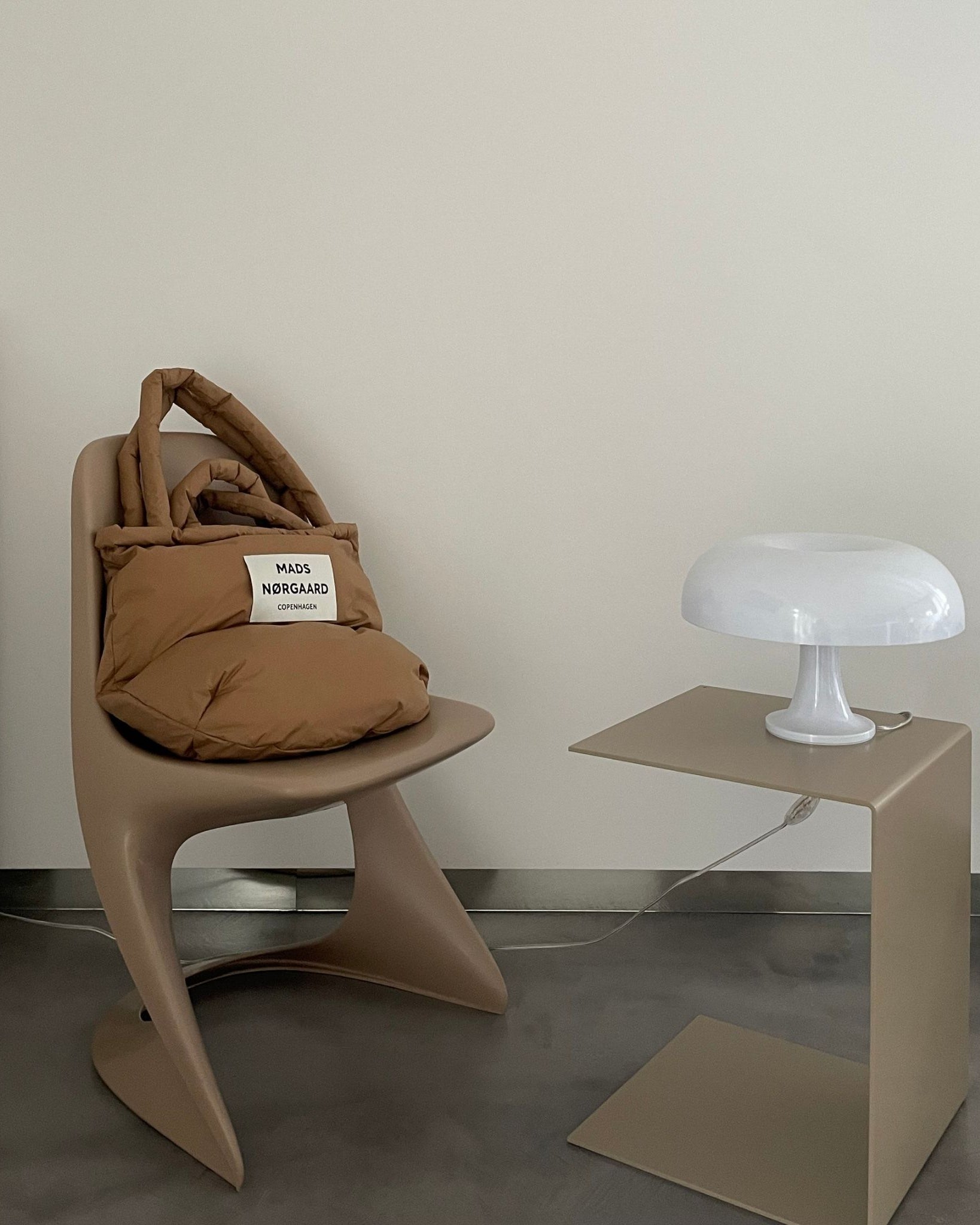 Beistelltisch in Graubeige mit moderner Lampe, stilvolle Ergänzung für minimalistische Wohnräume