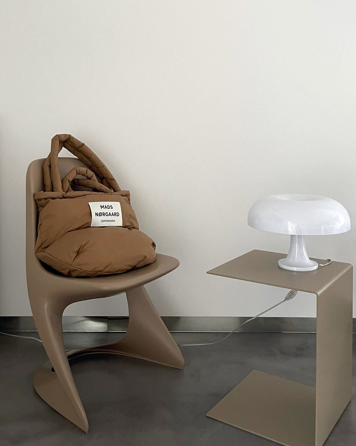 Beistelltisch in Graubeige mit moderner Lampe, stilvolle Ergänzung für minimalistische Wohnräume