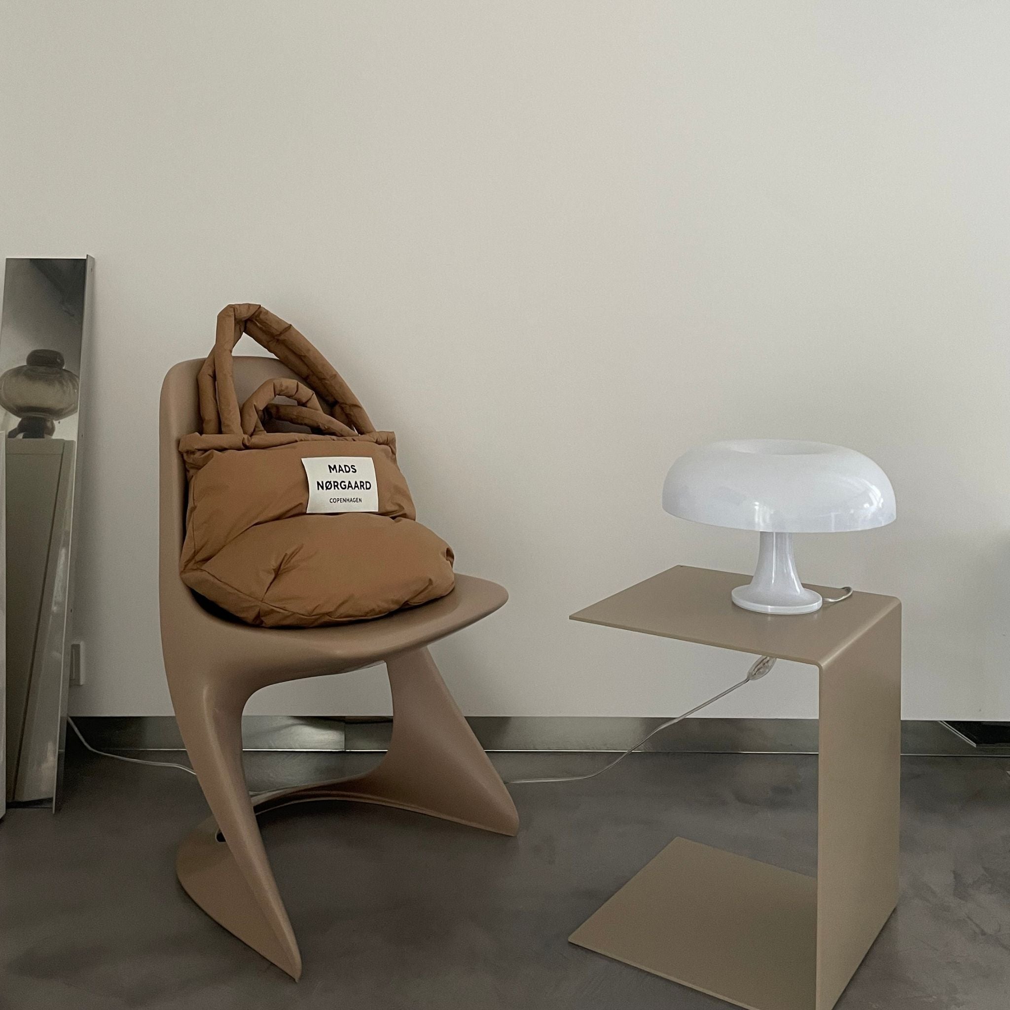 Beistelltisch in Graubeige mit moderner Lampe, stilvolle Ergänzung für minimalistische Wohnräume