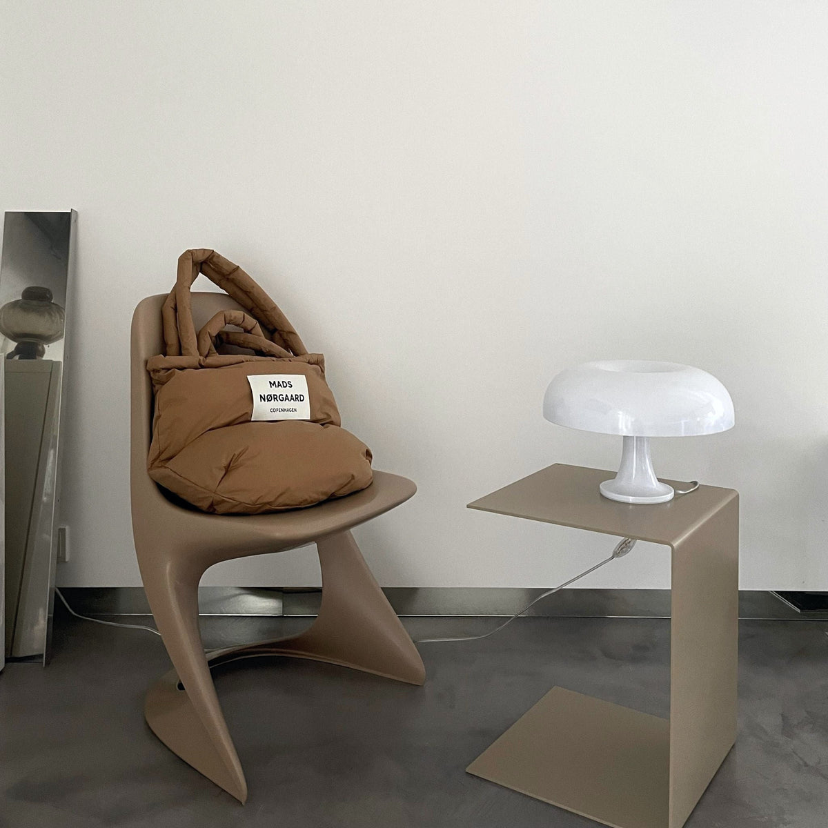 Beistelltisch in Graubeige mit moderner Lampe, stilvolle Ergänzung für minimalistische Wohnräume