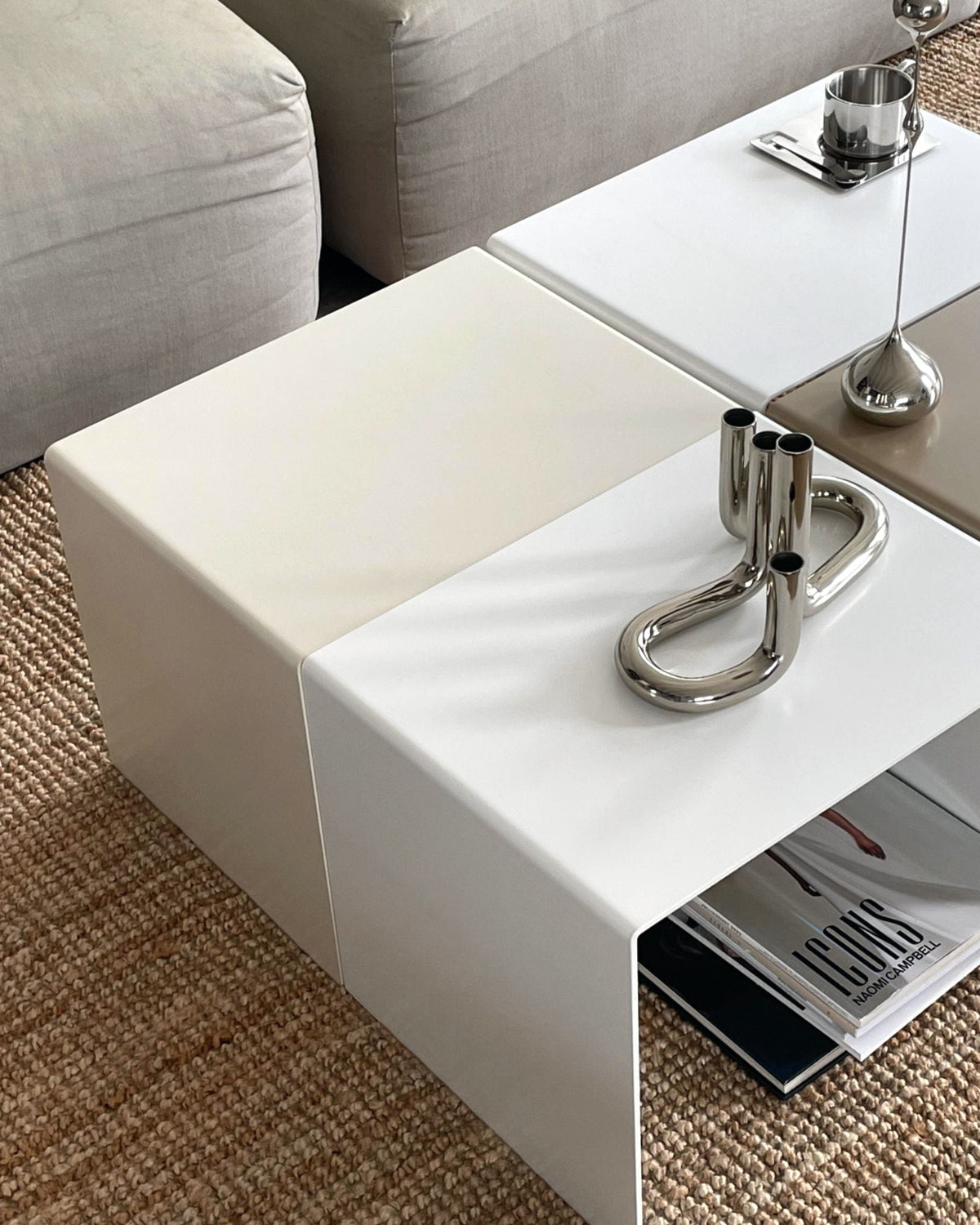 Drei BIG C Beistelltische in Cremeweiß, Weiß und Graubeige als Couchtisch-Kombi im Wohnzimmer auf Juteteppich