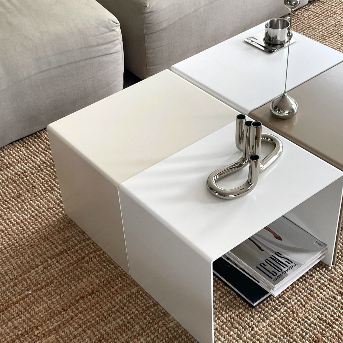 Drei BIG C Beistelltische in Cremeweiß, Weiß und Graubeige als Couchtisch-Kombi im Wohnzimmer auf Juteteppich