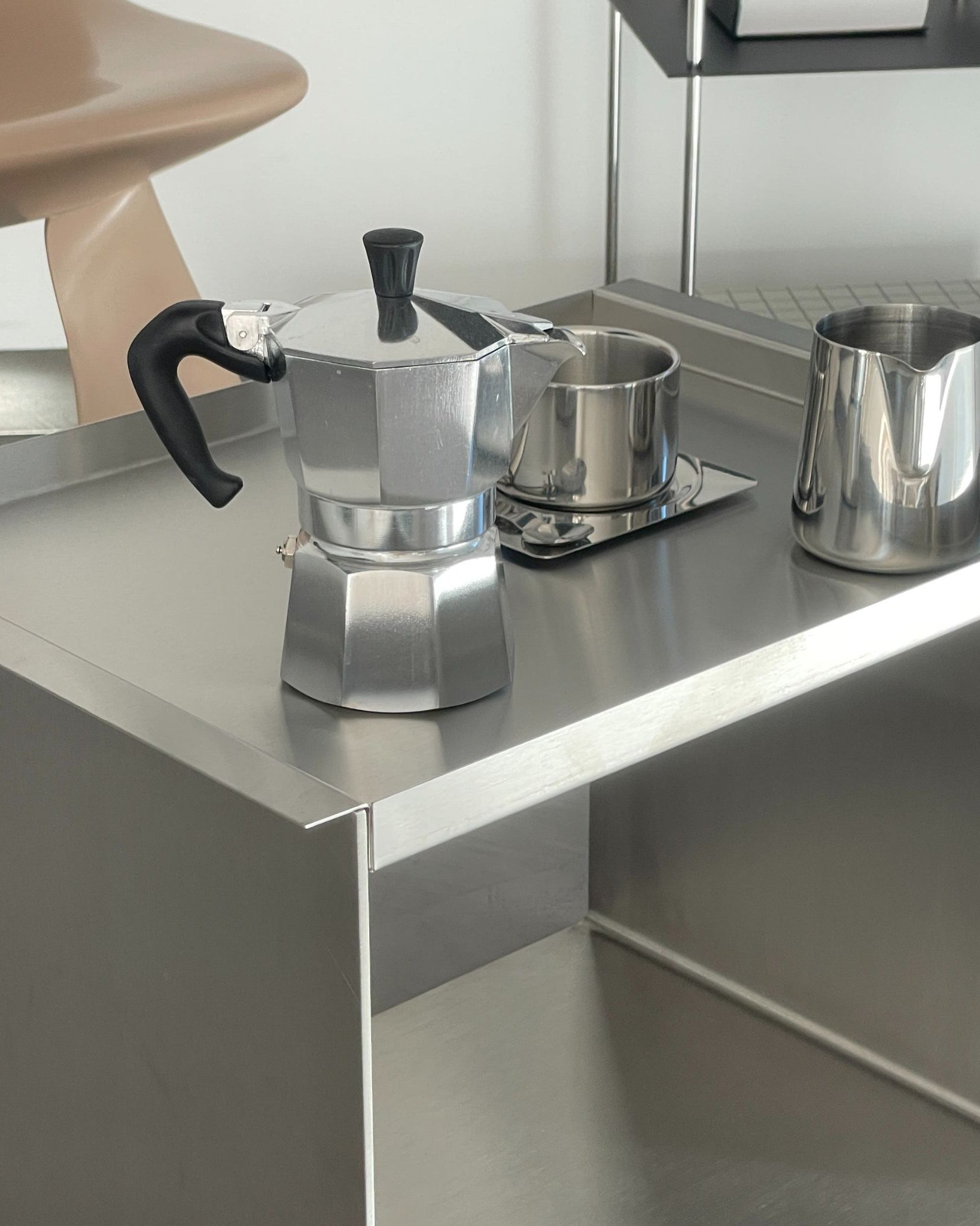 big c tray table aus edelstahl mit kaffeekanne, milchkännchen und tasse auf tablett