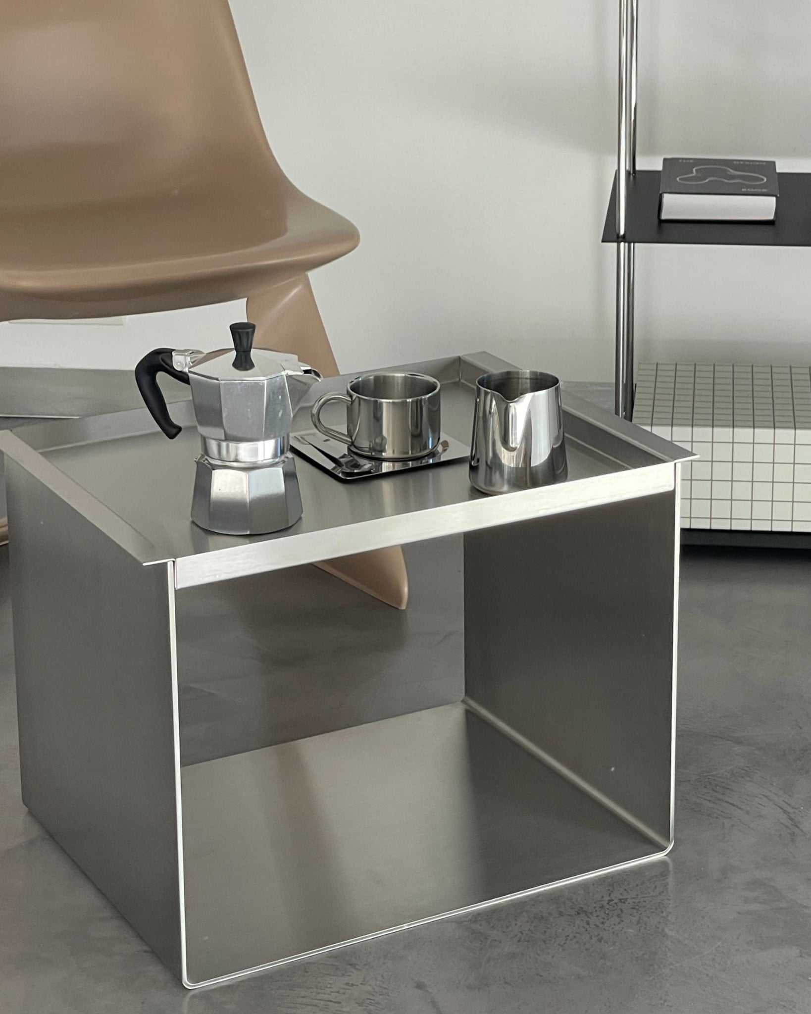 big c tray table aus edelstahl als kaffeestation mit mokkakanne und tassen