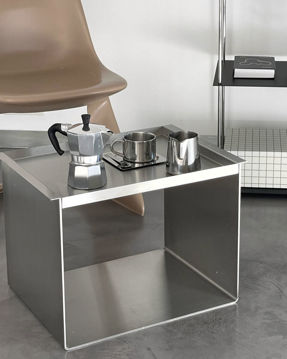 big c tray table aus edelstahl als kaffeestation mit mokkakanne und tassen