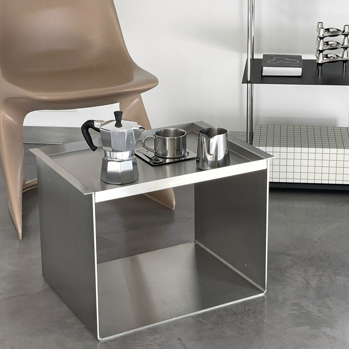 big c tray table aus edelstahl als kaffeestation mit mokkakanne und tassen