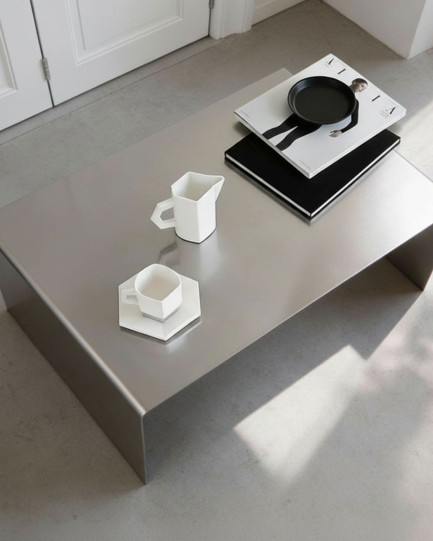 Brushed C Long Couchtisch aus gebürstetem Edelstahl in Draufsicht mit reduziertem Styling und natürlichem Lichteinfall