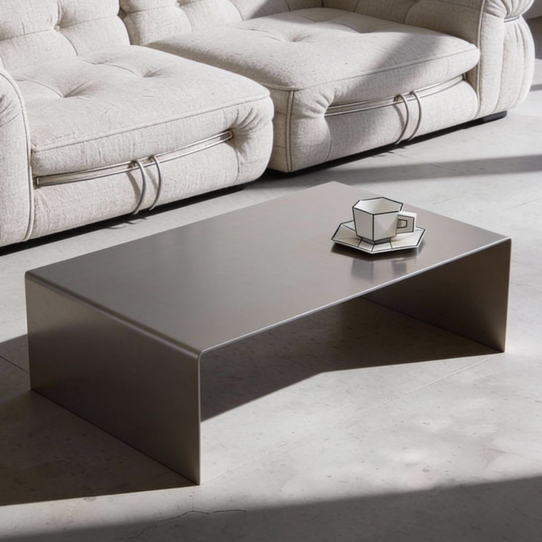 Brushed C Long Couchtisch aus gebürstetem Edelstahl vor Sofa inszeniert, minimalistisches Premium Interior Design