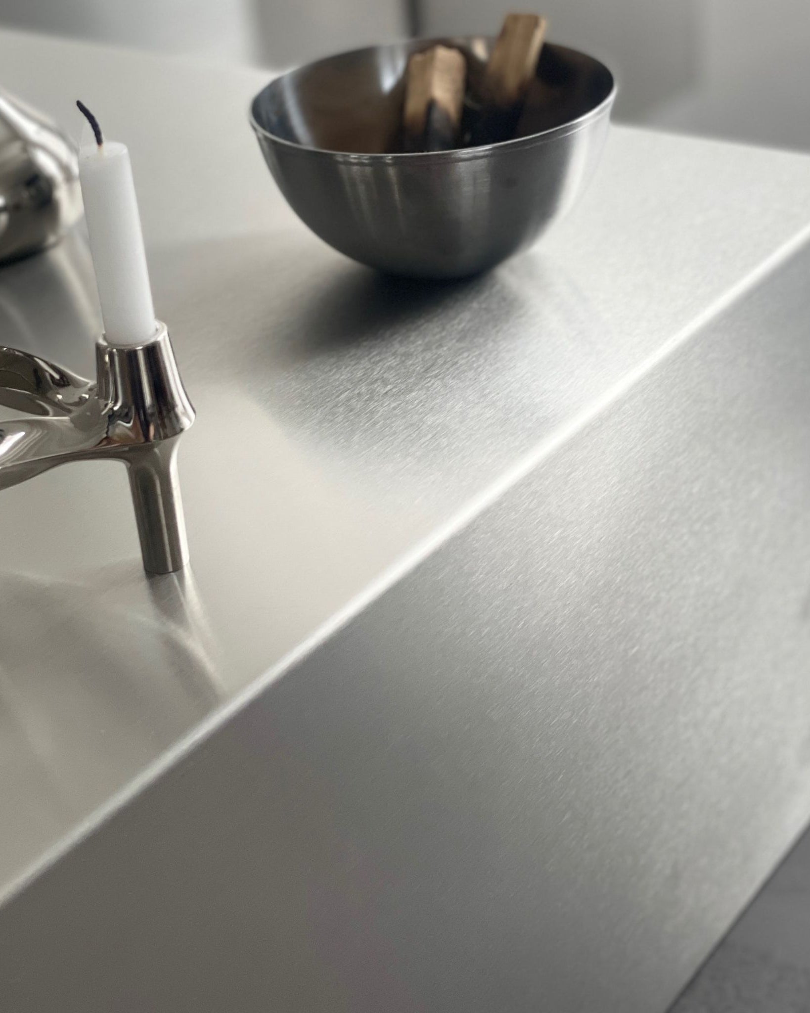 brushed q Couchtisch aus edelstahl mit kerzenständer und schale dekoriert