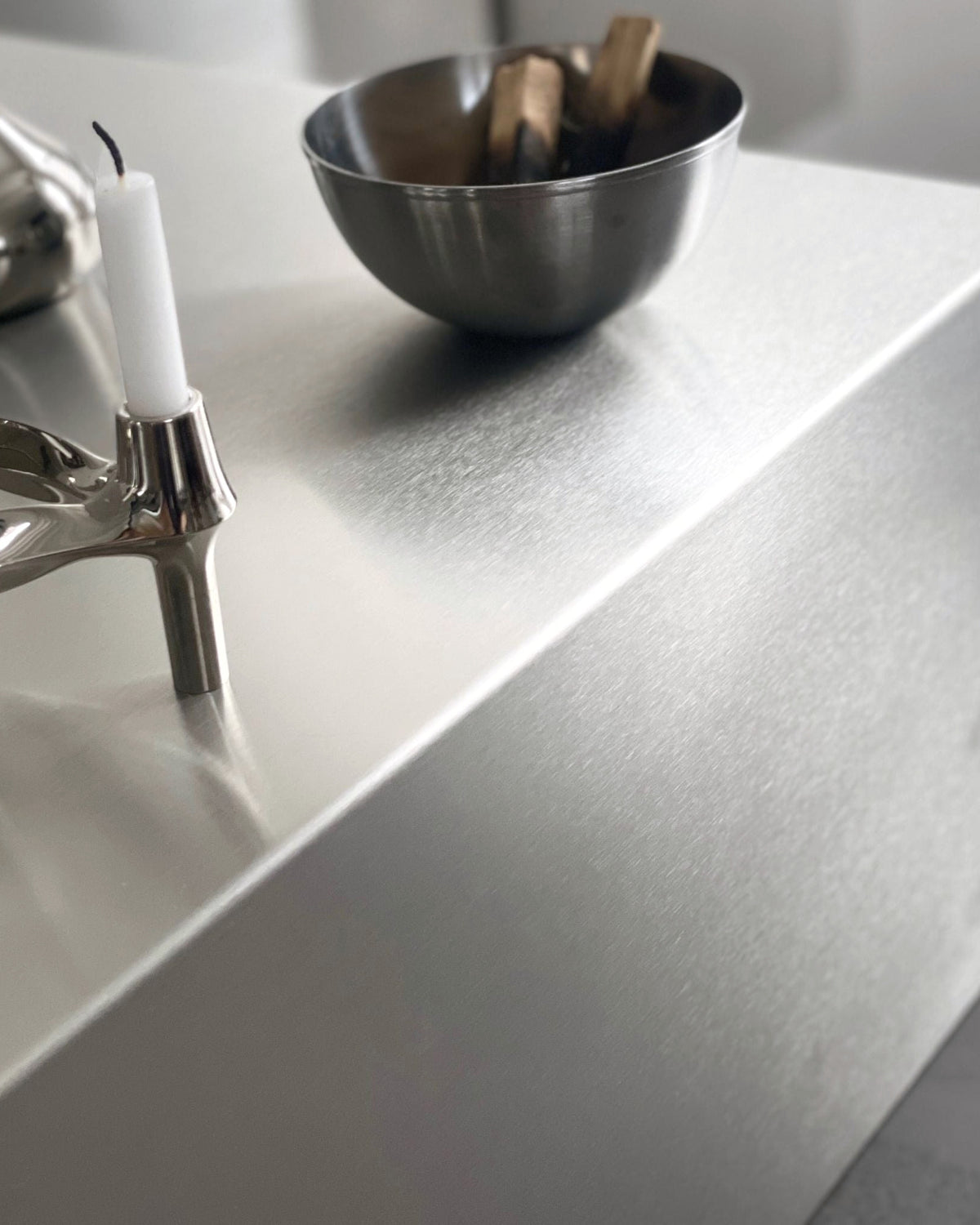 brushed q Couchtisch aus edelstahl mit kerzenständer und schale dekoriert
