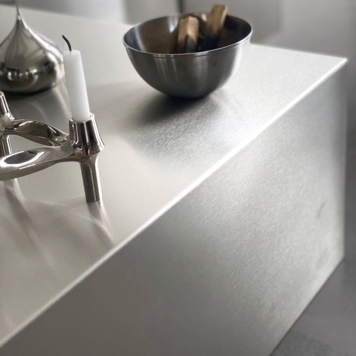 brushed q Couchtisch aus edelstahl mit kerzenständer und schale dekoriert