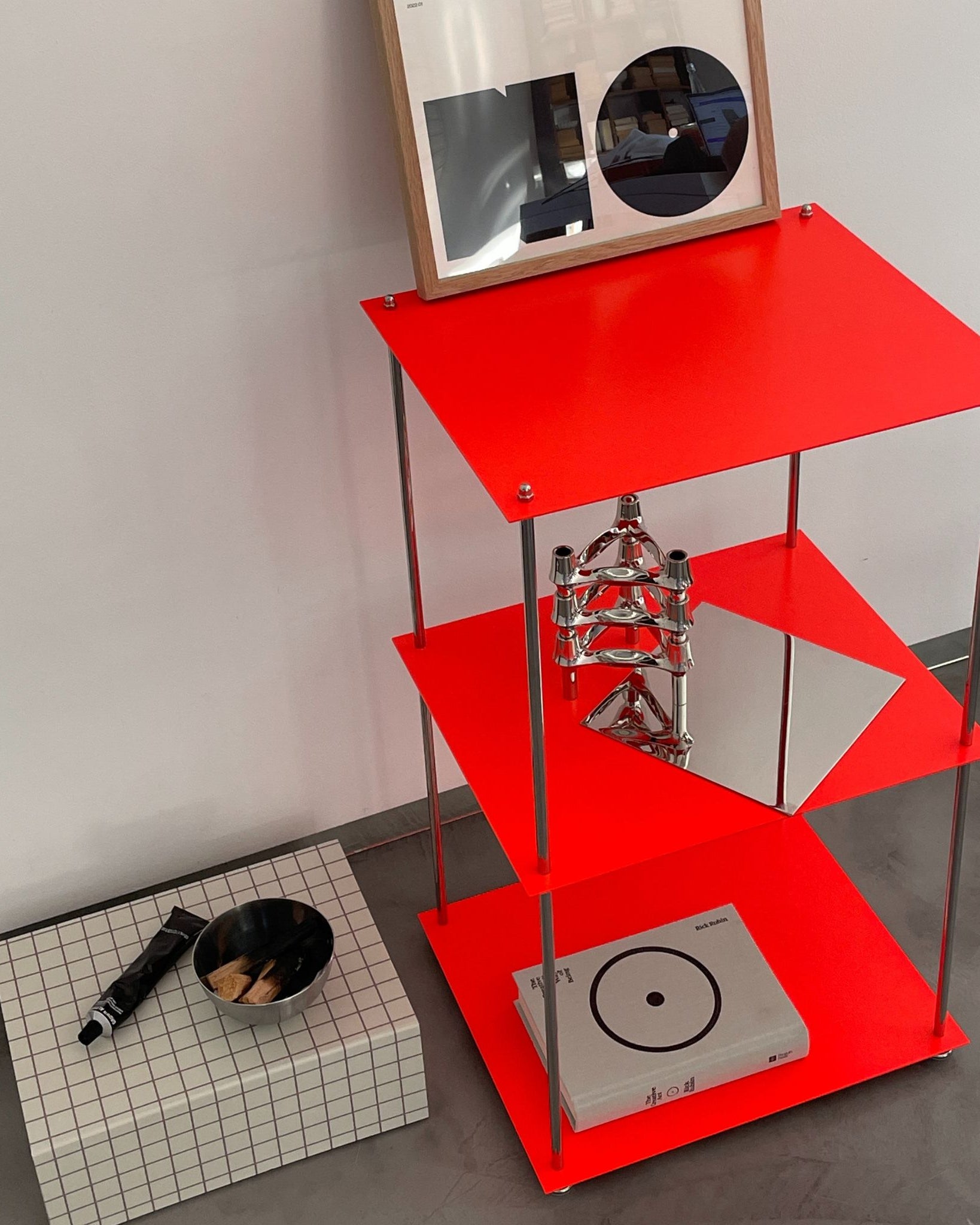 Modernes Designregal in Leuchtrot mit pulverbeschichteten Böden von MO INTERIORS