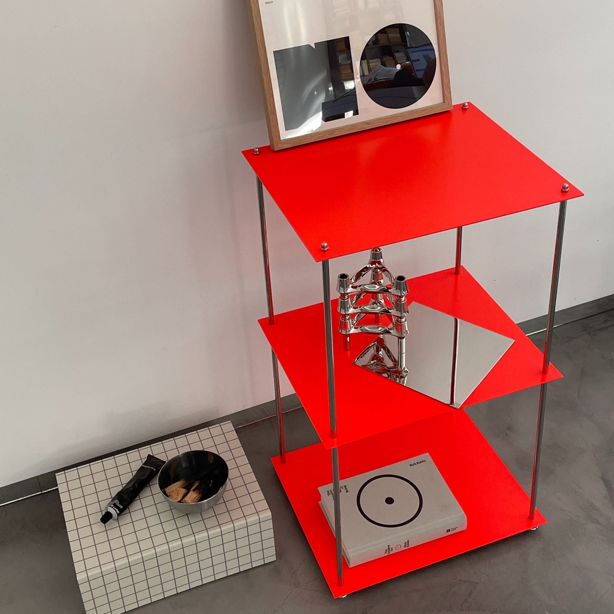 Modernes Designregal in Leuchtrot mit pulverbeschichteten Böden von MO INTERIORS