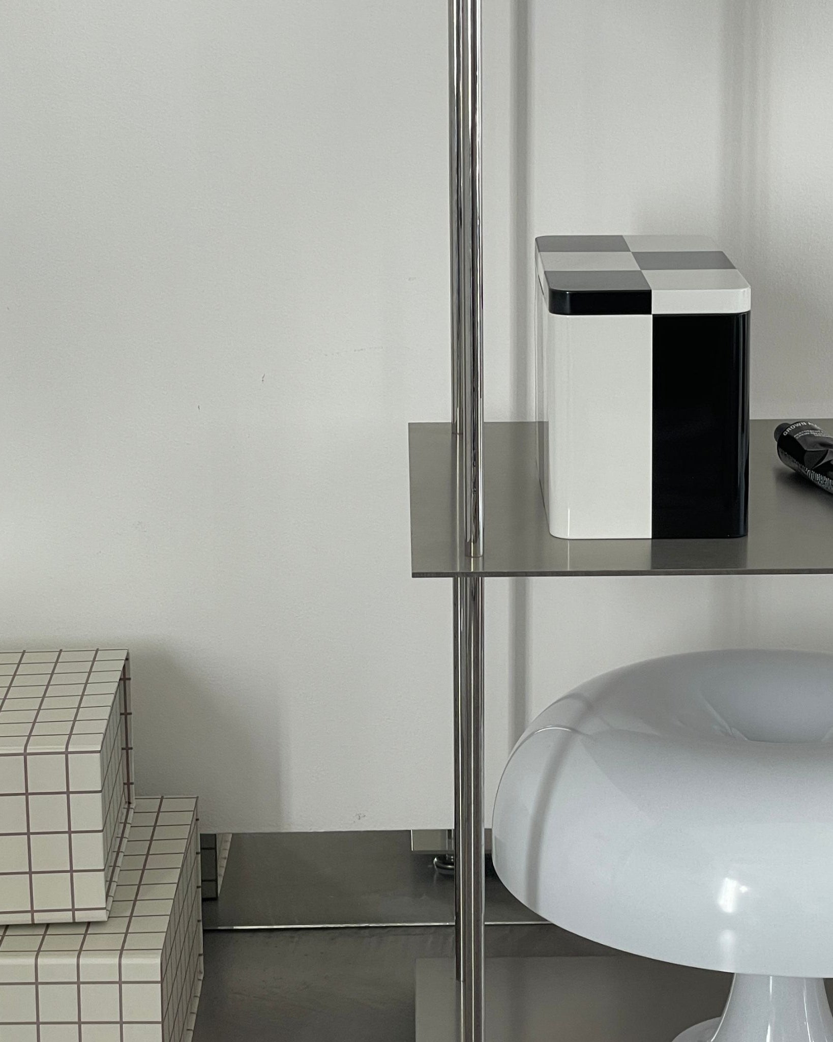 Detailansicht eines modularen Edelstahl-Regals mit Deko-Objekten in modernem Interior