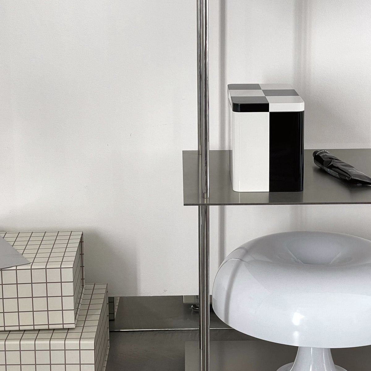 Detailansicht eines modularen Edelstahl-Regals mit Deko-Objekten in modernem Interior