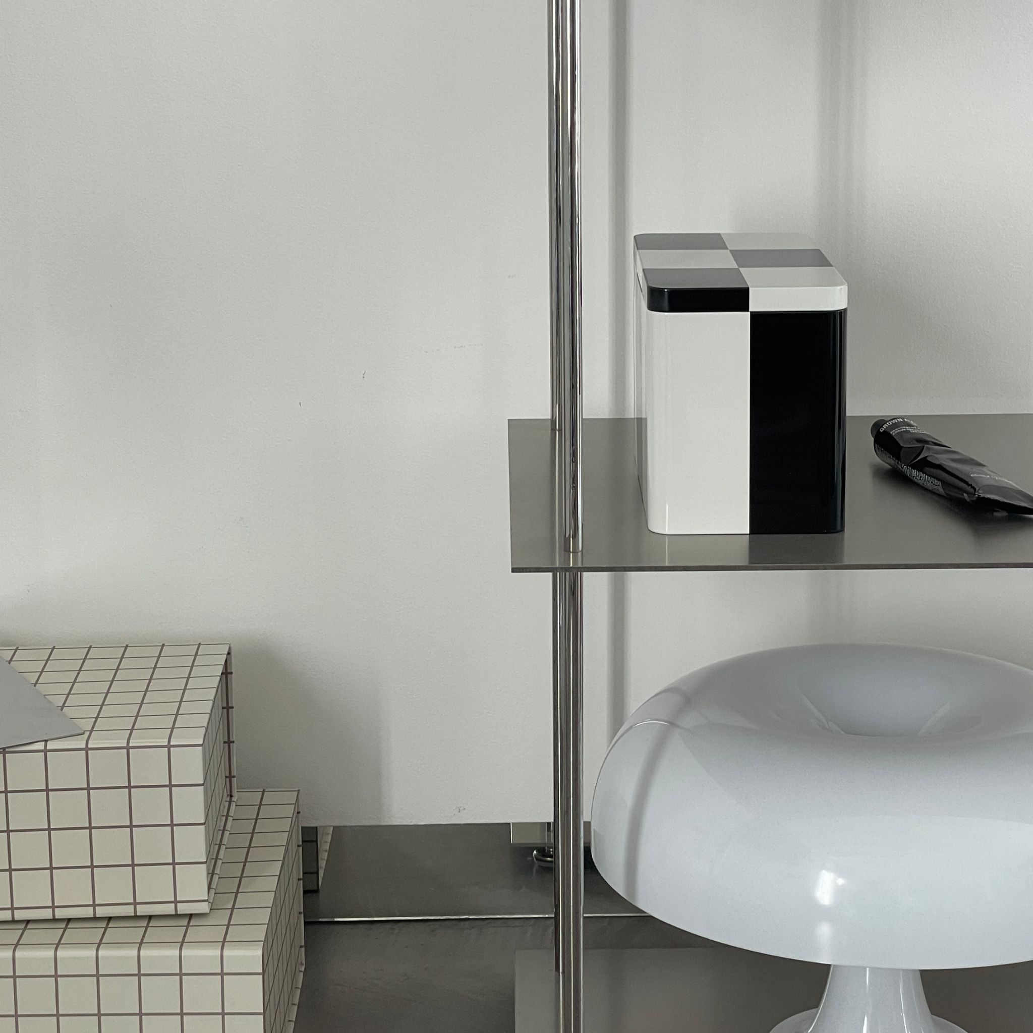 Detailansicht eines modularen Edelstahl-Regals mit Deko-Objekten in modernem Interior