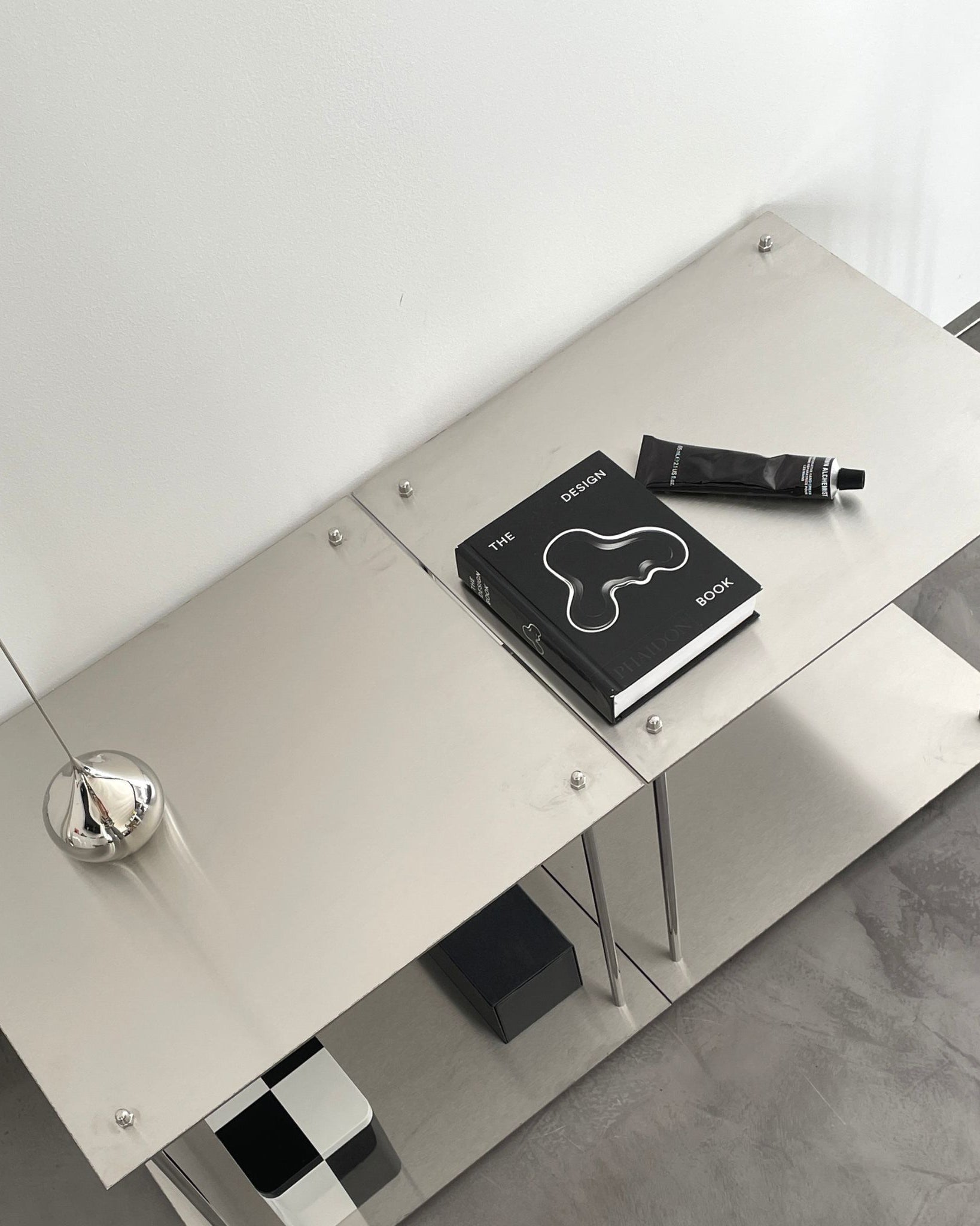 Modernes Lowboard aus Edelstahl mit Design-Accessoires und Büchern